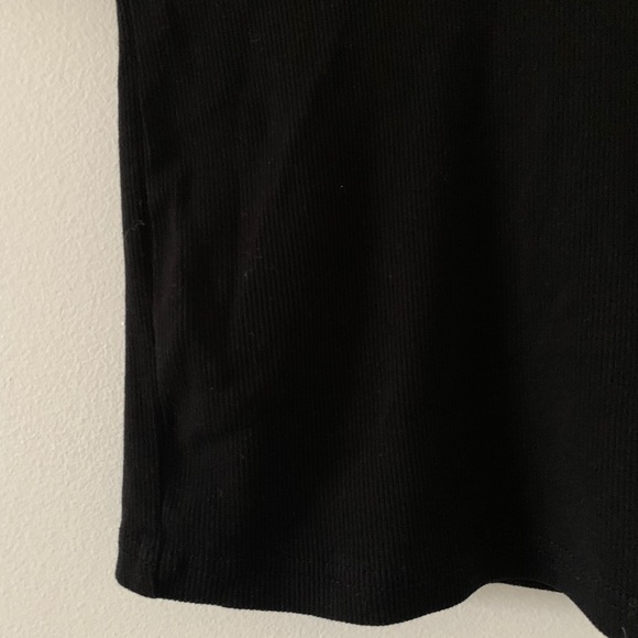 Harlow Black V-neck crop top. (Ribbed) - Picture 2 of 3